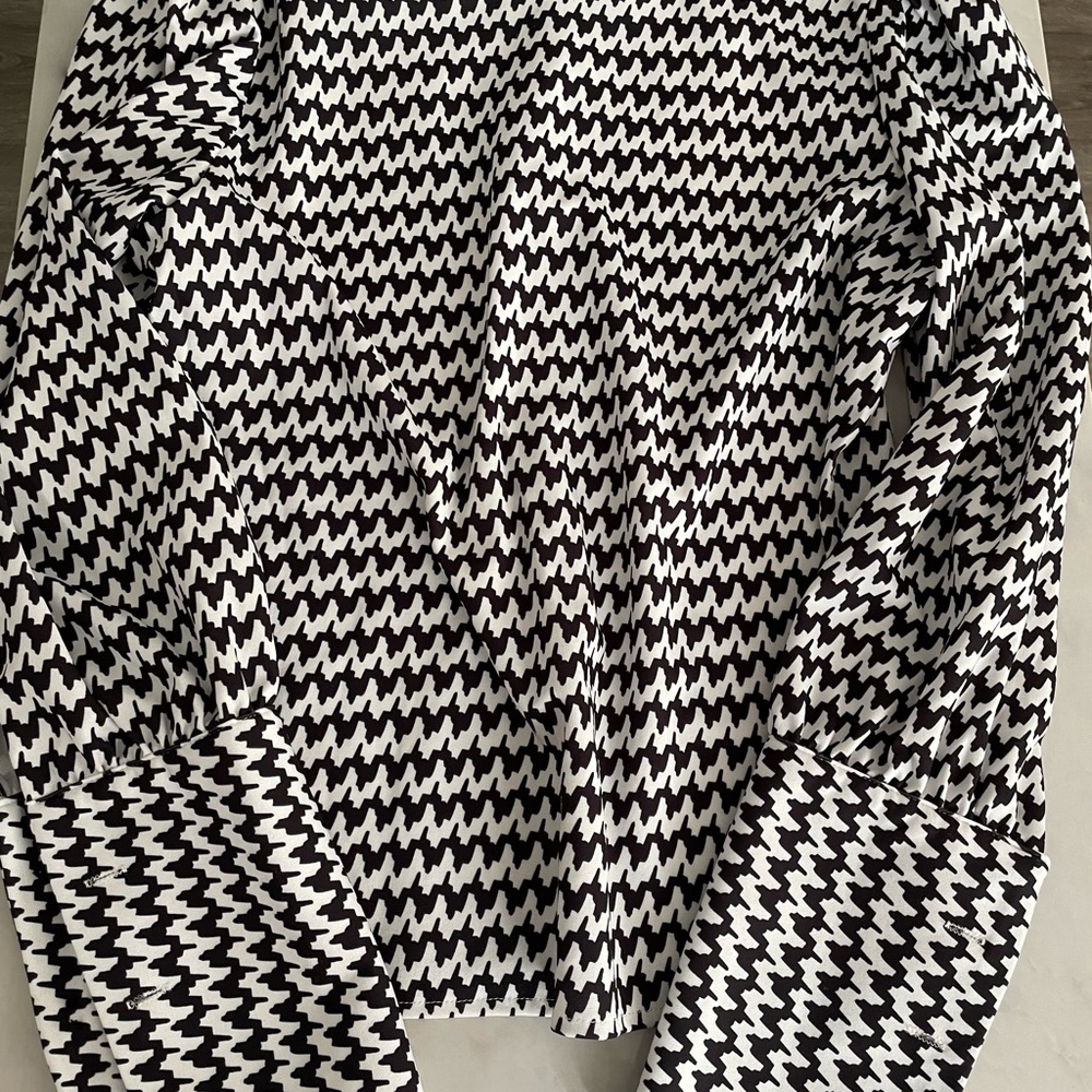 NWT Beautiful Scoop Neck Houndstooth Ladies Blouse